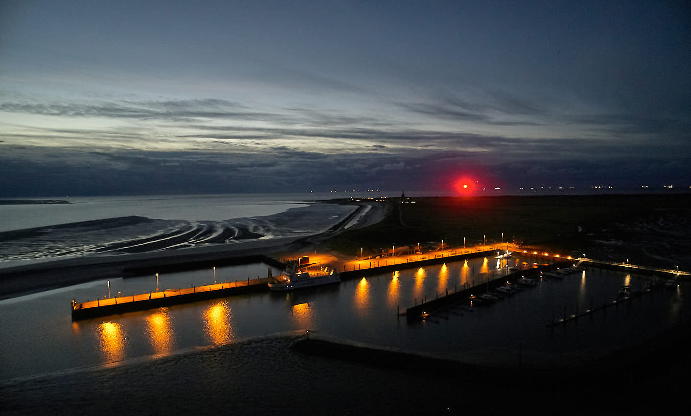 Nachtaufnahme vom Hafen auf Wangerooge