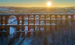 Drohnenfotos/Airshots mit Brücken im Sonnenaufgang